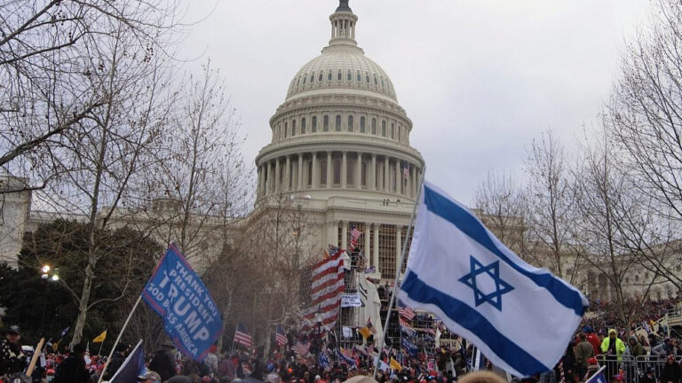 Viele Leute mit Israels Fahne bei dem Weißen haus in den USA