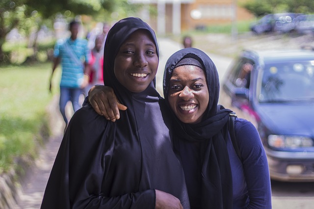 Zwei frohe Frauen mit Kopftuch oder Hijab