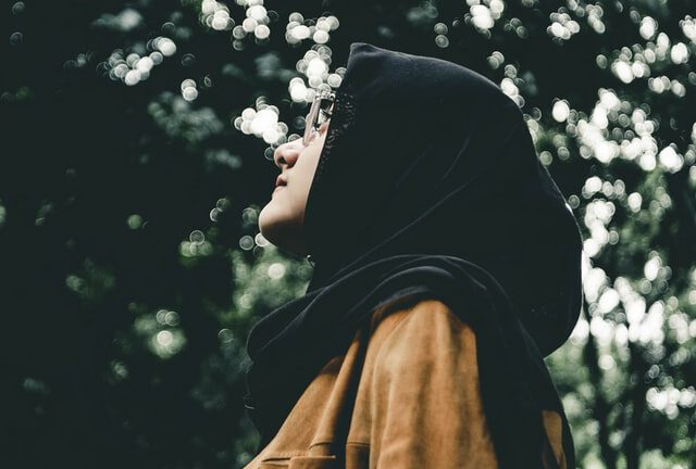 Eine Frau mit Kopftuch - Hijab