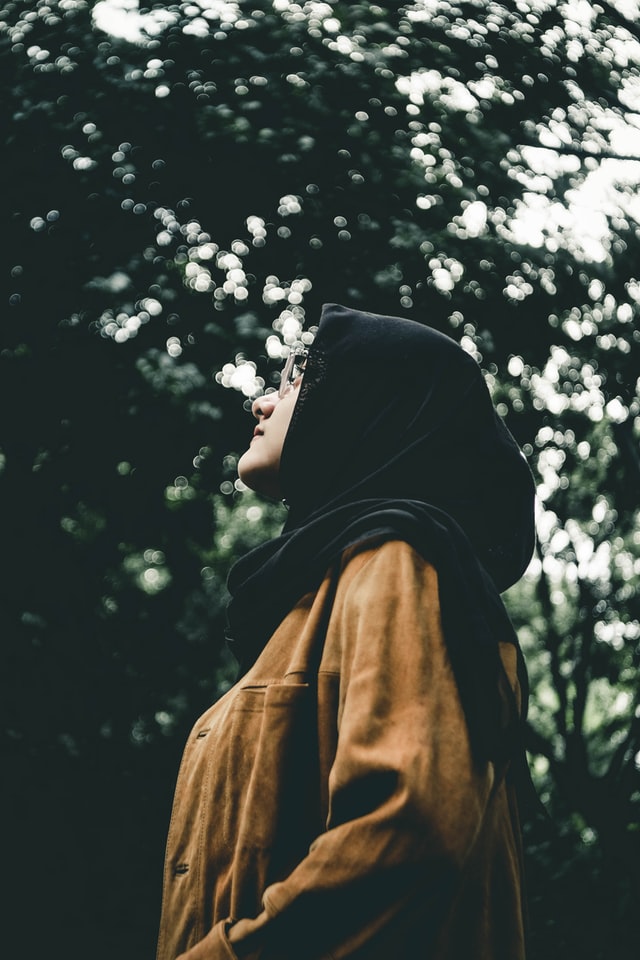 Eine Frau mit Kopftuch - Hijab