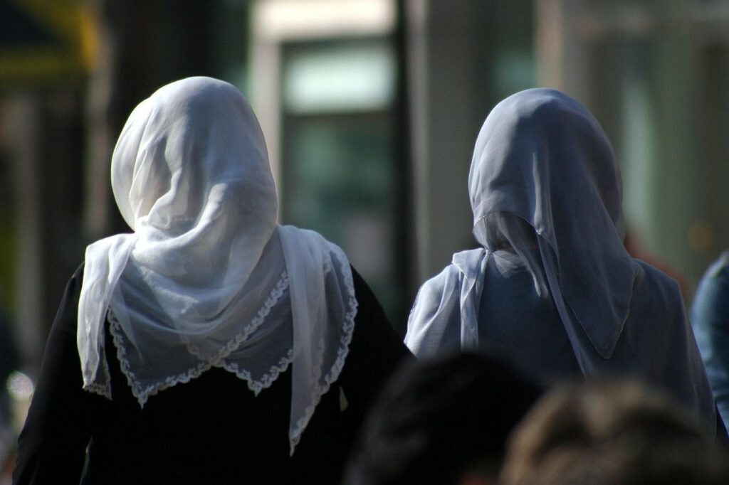 Das Kopftuch Ein Symbol Der Spaltung Spektrum Islam