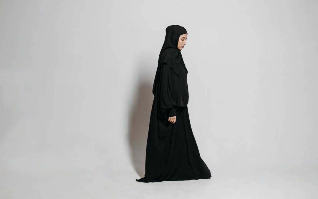 Frankreich verbietet das Tragen der Abaya an Schulen